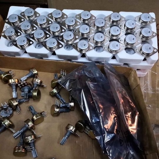電容Microchip.Transistor.Potentiometers